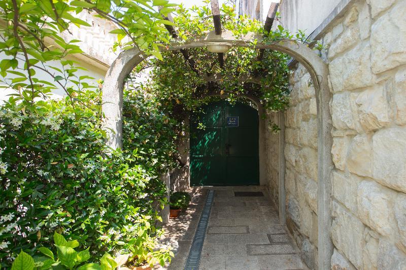 Apartment Alma Split Buitenkant foto